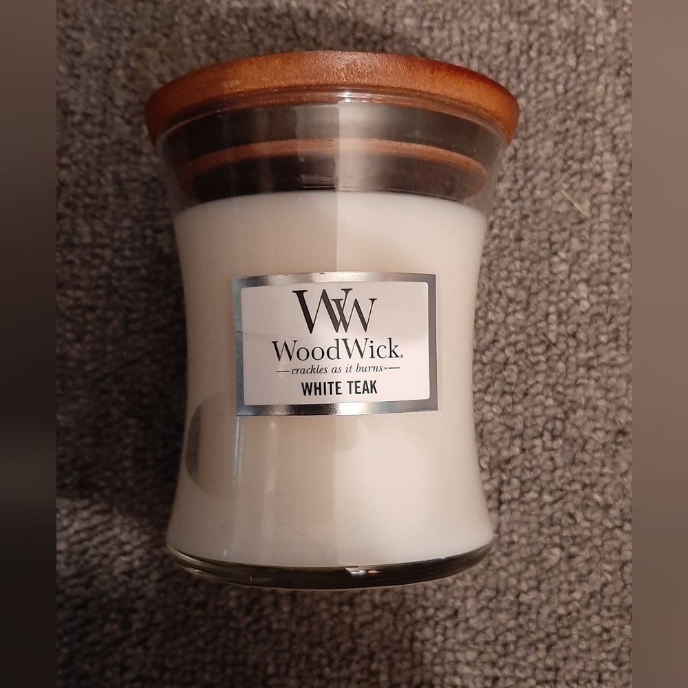 Woodwick white teak scented candle